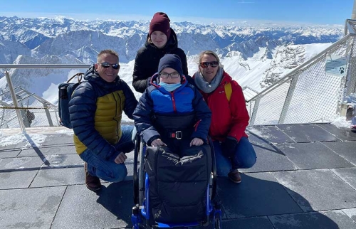 04-Hörer-helfen-Kindern-Weihnachtssammlung-Assistanzhund-für-Thies