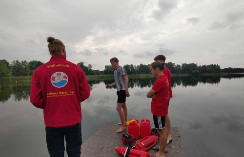 04-Rettungsrucksäcke-für-Rettungschwimmer-am-Allermöher-See-finanziert-durch-Hörer-helfen-Kindern