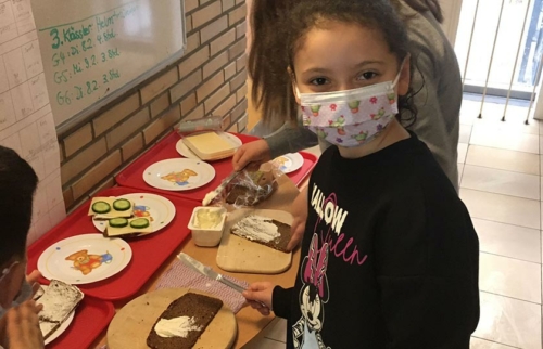 04-Schülerfrühstück-der-Budianer-Hilfe-finanziert-durch-Hörer-helfen-Kindern