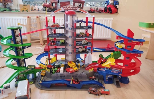 04-Spielzimmer-für-Flüchtlingsunterkunft-durch-Hörer-helfen-Kindern