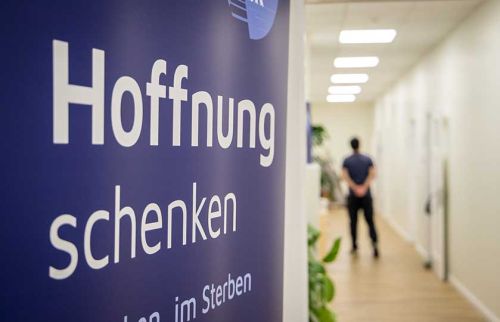 04-Trauerpier-wird-von-Hörer-helfen-Kindern-unterstützt