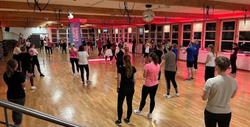 04-Zumba-mit-Alicia-für-Hörer-helfen-Kindern