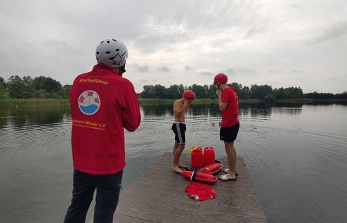 05-Rettungsrucksäcke-für-Rettungschwimmer-am-Allermöher-See-finanziert-durch-Hörer-helfen-Kindern