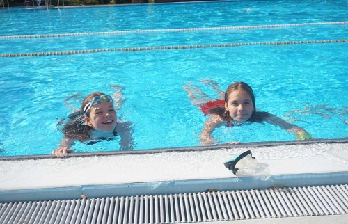 05-Schwimmreise-des-Jugenderholungswerks-finanziert-durch-Hörer-helfen-Kindern