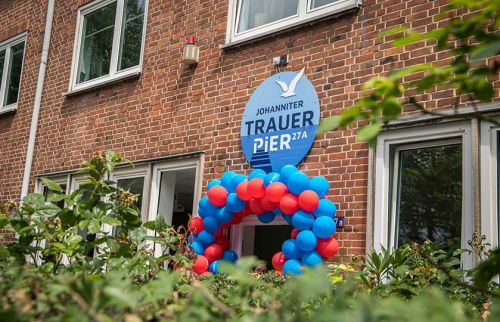 05-Trauerpier-wird-von-Hörer-helfen-Kindern-unterstützt