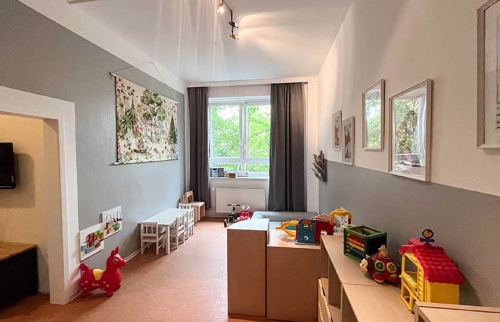 06-Familienzimmer-im-St.-Josef-Heim-finanziert-durch-Hörer-helfen-Kindern