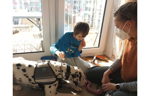 06-Mikhail-bekommt-Hundetherapie-von-Hörer-helfen-Kindern