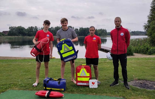 06-Rettungsrucksäcke-für-Rettungschwimmer-am-Allermöher-See-finanziert-durch-Hörer-helfen-Kindern