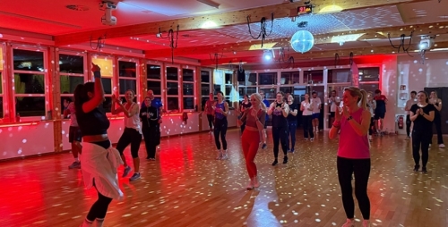 06-Zumba-mit-Alicia-für-Hörer-helfen-Kindern