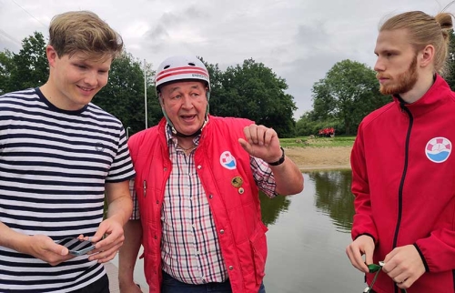 07-Rettungsrucksäcke-für-Rettungschwimmer-am-Allermöher-See-finanziert-durch-Hörer-helfen-Kindern