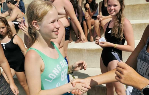 07-Schwimmreise-des-Jugenderholungswerks-finanziert-durch-Hörer-helfen-Kindern