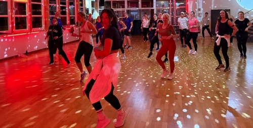 07-Zumba-mit-Alicia-für-Hörer-helfen-Kindern