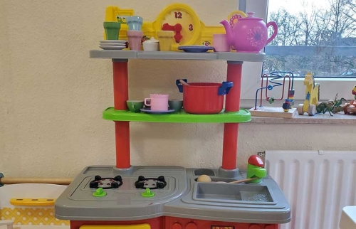 08-Spielzimmer-für-Flüchtlingsunterkunft-durch-Hörer-helfen-Kindern