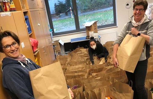 09-Arche-und-Familienhelden-bereiten-dank-Hörer-helfen-Kindern-vielen-Familien-sorgenfreies-Weihnachtsfest