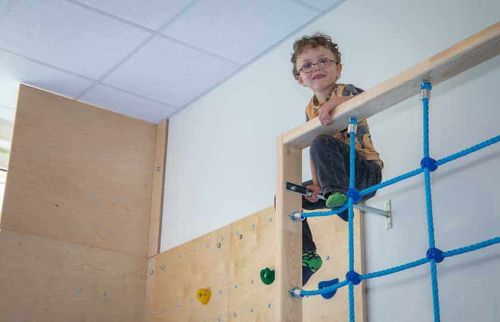09-Trauerpier-wird-von-Hörer-helfen-Kindern-unterstützt
