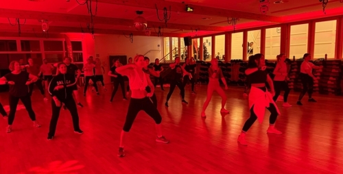 09-Zumba-mit-Alicia-für-Hörer-helfen-Kindern