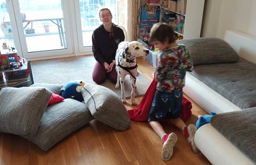10-Mikhail-bekommt-Hundetherapie-von-Hörer-helfen-Kindern