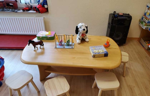 10-Spielzimmer-für-Flüchtlingsunterkunft-durch-Hörer-helfen-Kindern