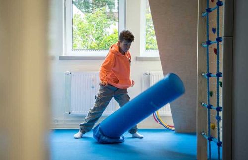 10-Trauerpier-wird-von-Hörer-helfen-Kindern-unterstützt