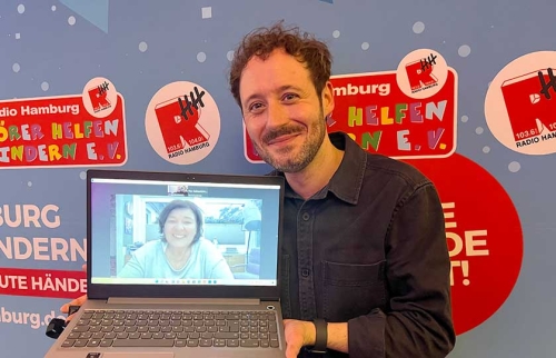 13-Promibesuche-im-Hörer-helfen-Kindern-Spendenmarathon