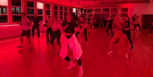 13-Zumba-mit-Alicia-für-Hörer-helfen-Kindern