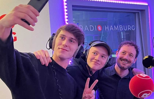 14-Promibesuche-im-Hörer-helfen-Kindern-Spendenmarathon