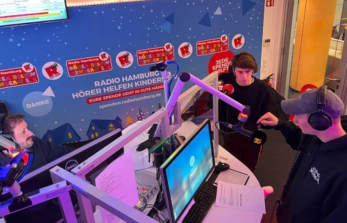 15-Promibesuche-im-Hörer-helfen-Kindern-Spendenmarathon