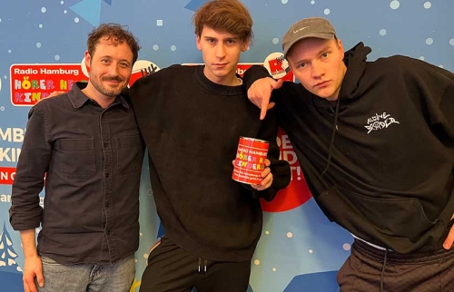 16-Promibesuche-im-Hörer-helfen-Kindern-Spendenmarathon